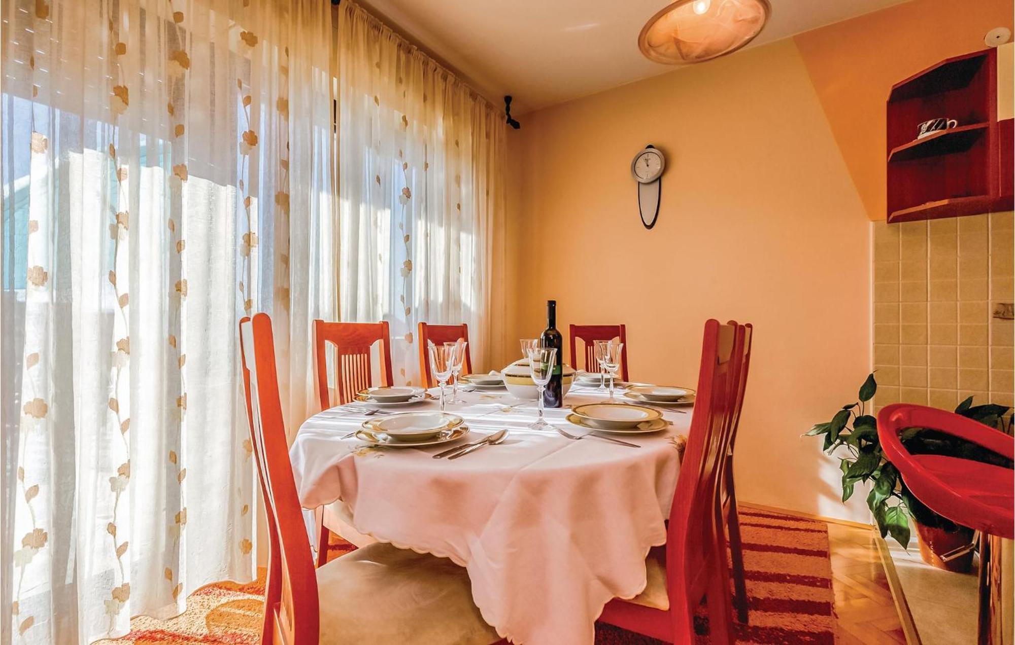 Beautiful Apartment In โนวีวีโนดอลสกี ภายนอก รูปภาพ