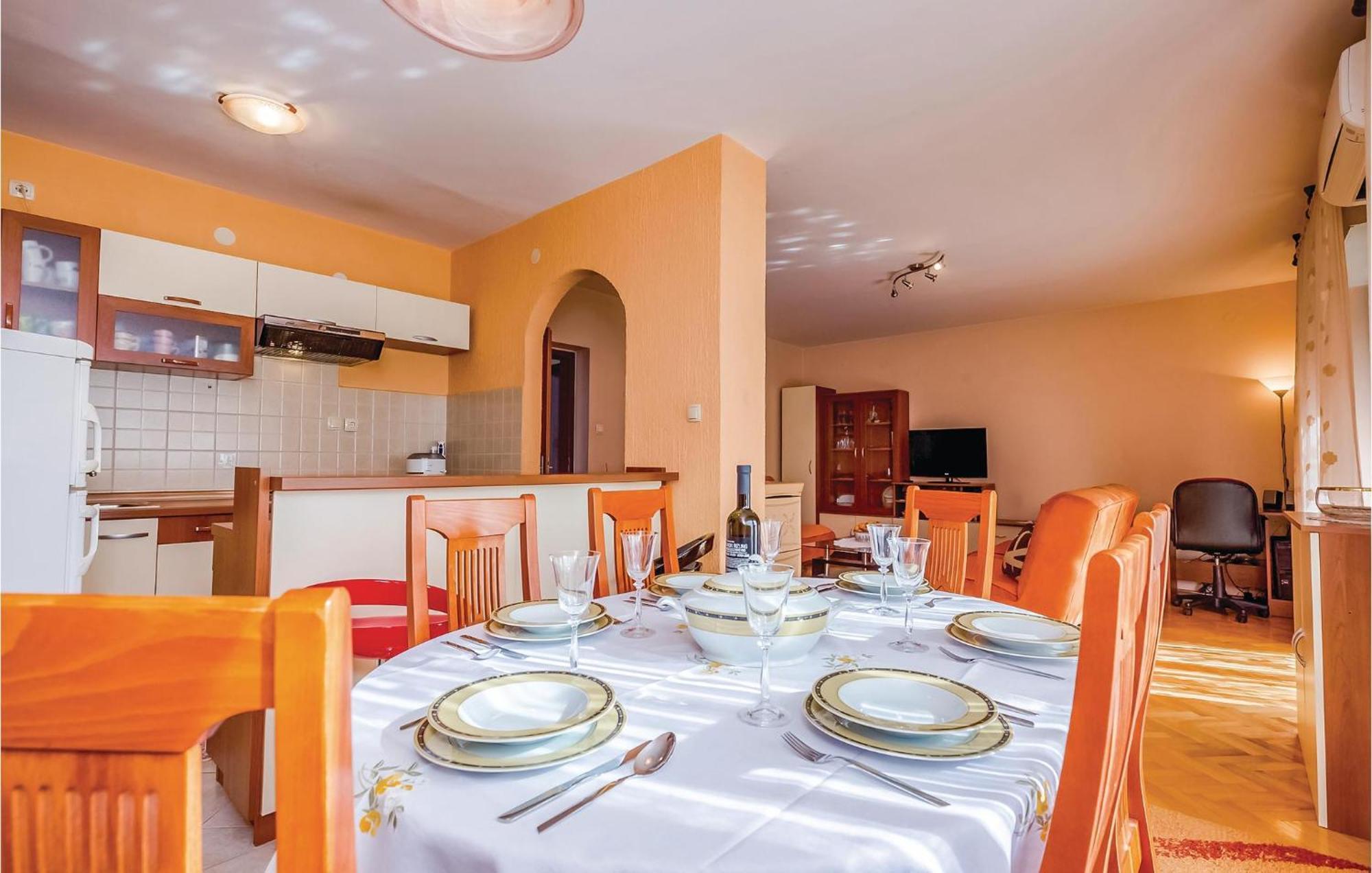Beautiful Apartment In โนวีวีโนดอลสกี ภายนอก รูปภาพ